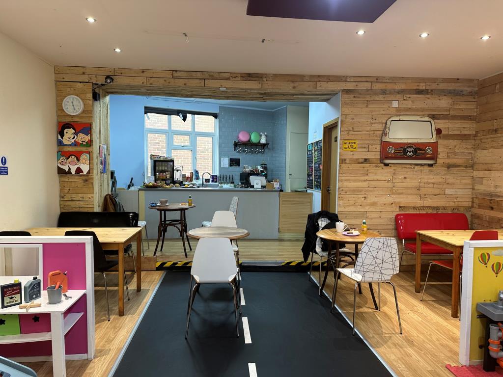 Lot: 17 - FREEHOLD BLOCK INVESTMENT COMPRISING TWO FLATS AND SHOP - Commercial unit currently used as a stay and play with caf? at the back